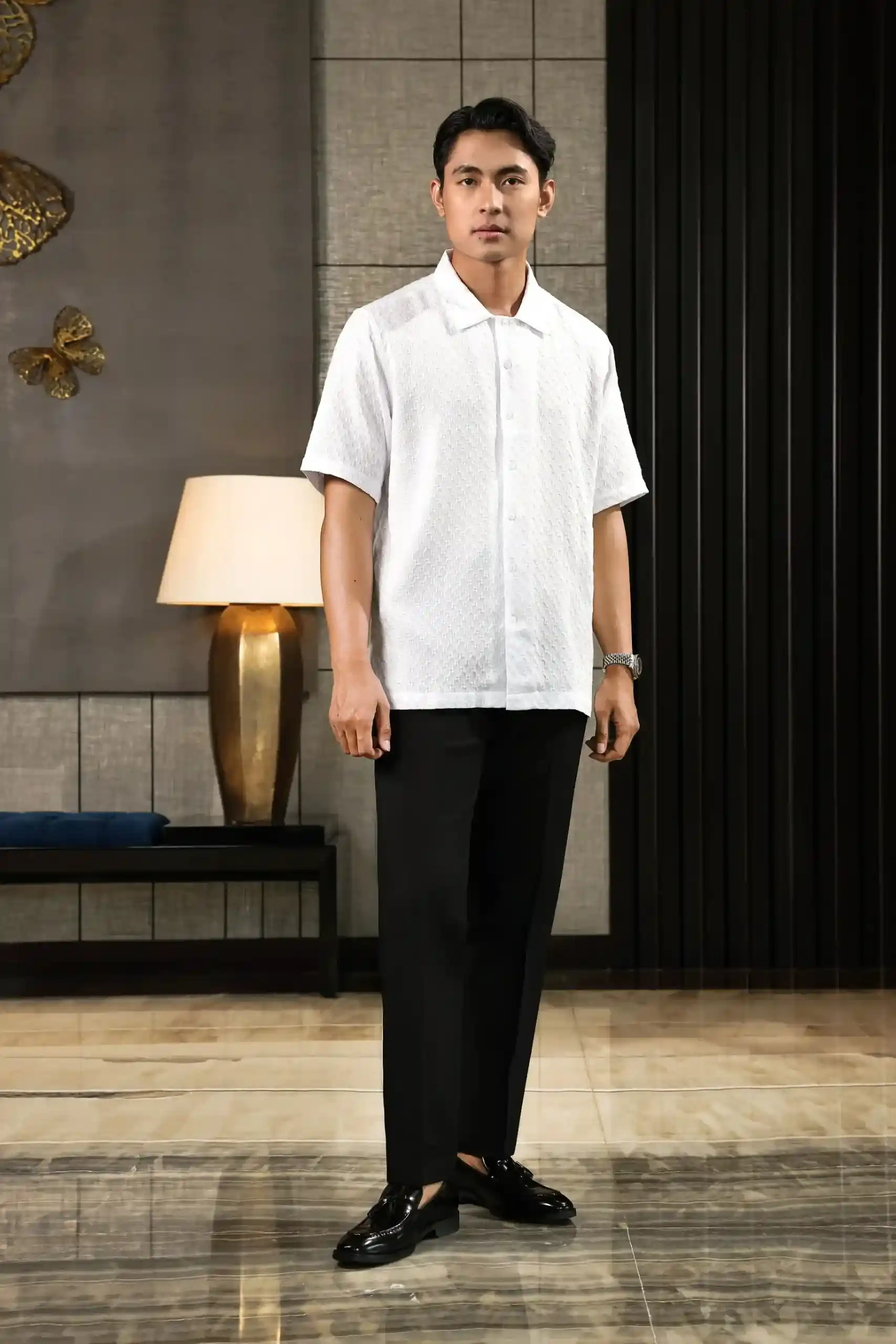 celana hitam cocok dengan baju warna apa