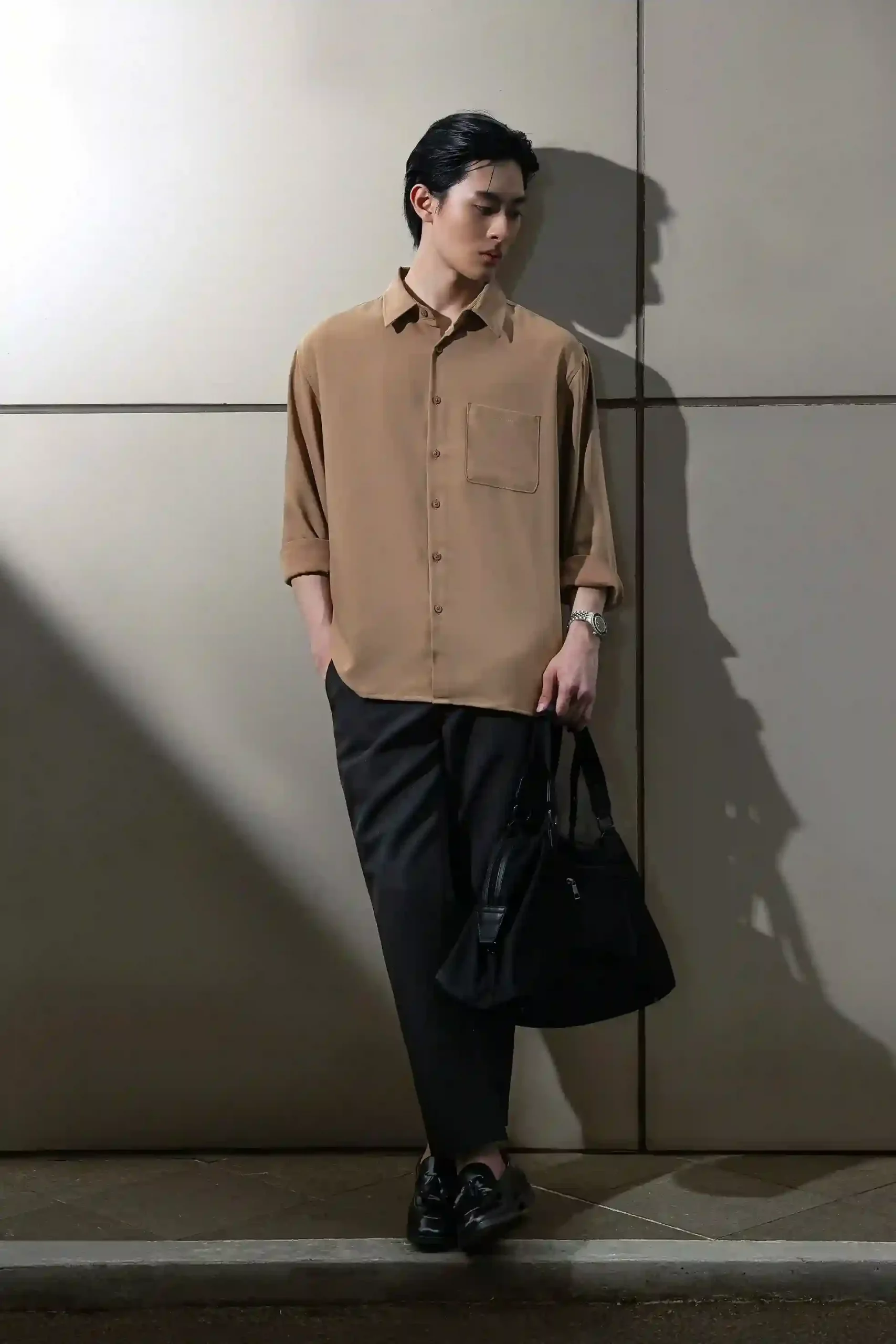 celana hitam cocok dengan baju warna apa