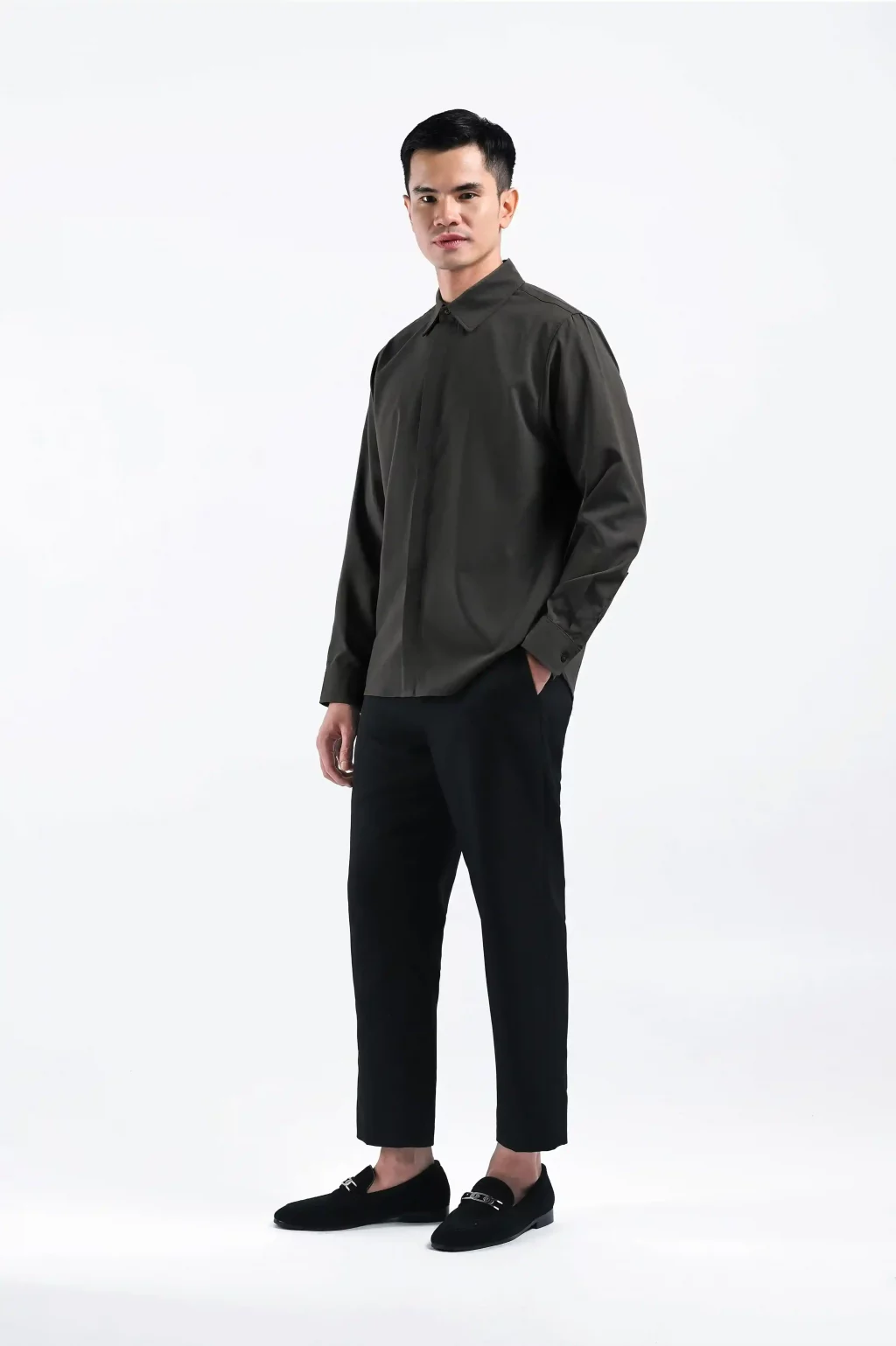 celana hitam cocok dengan baju warna apa