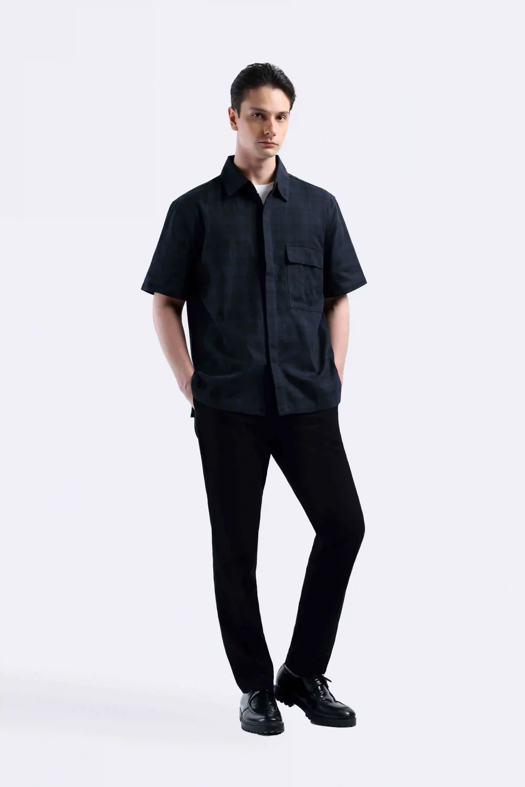 celana hitam cocok dengan baju warna apa