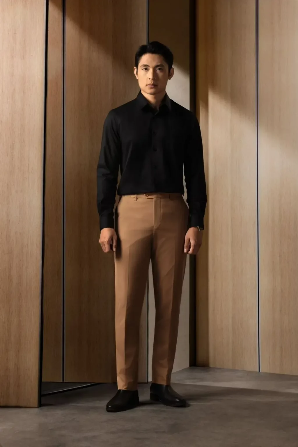 baju hitam cocok dengan celana warna apa