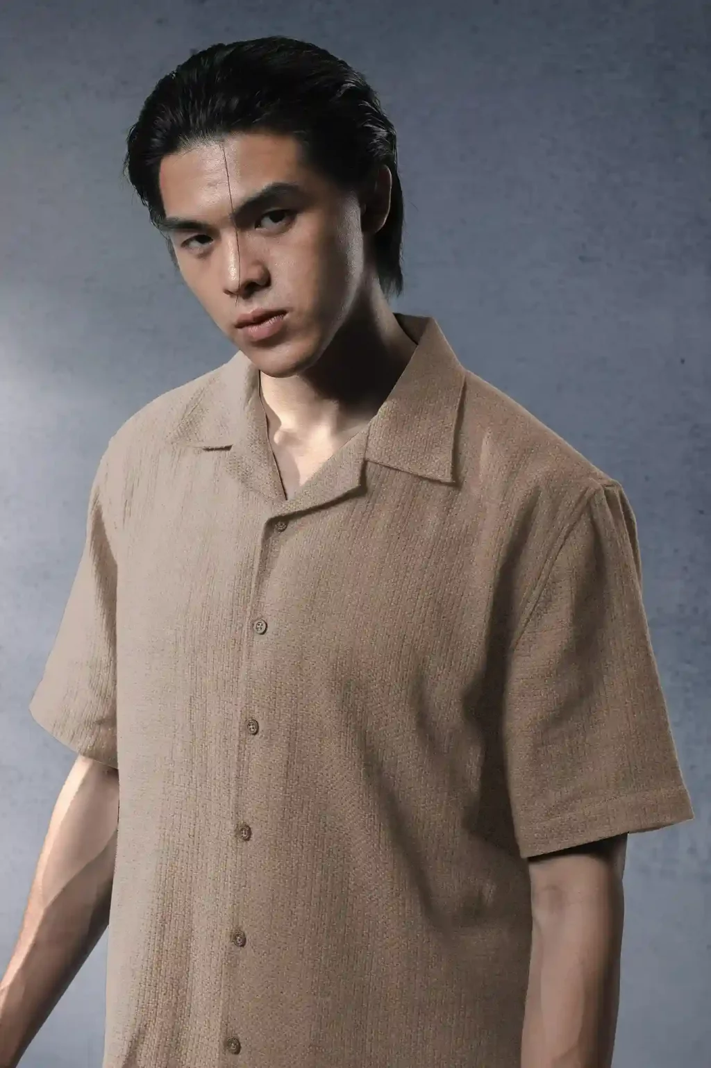 celana biru cocok dengan baju warna apa