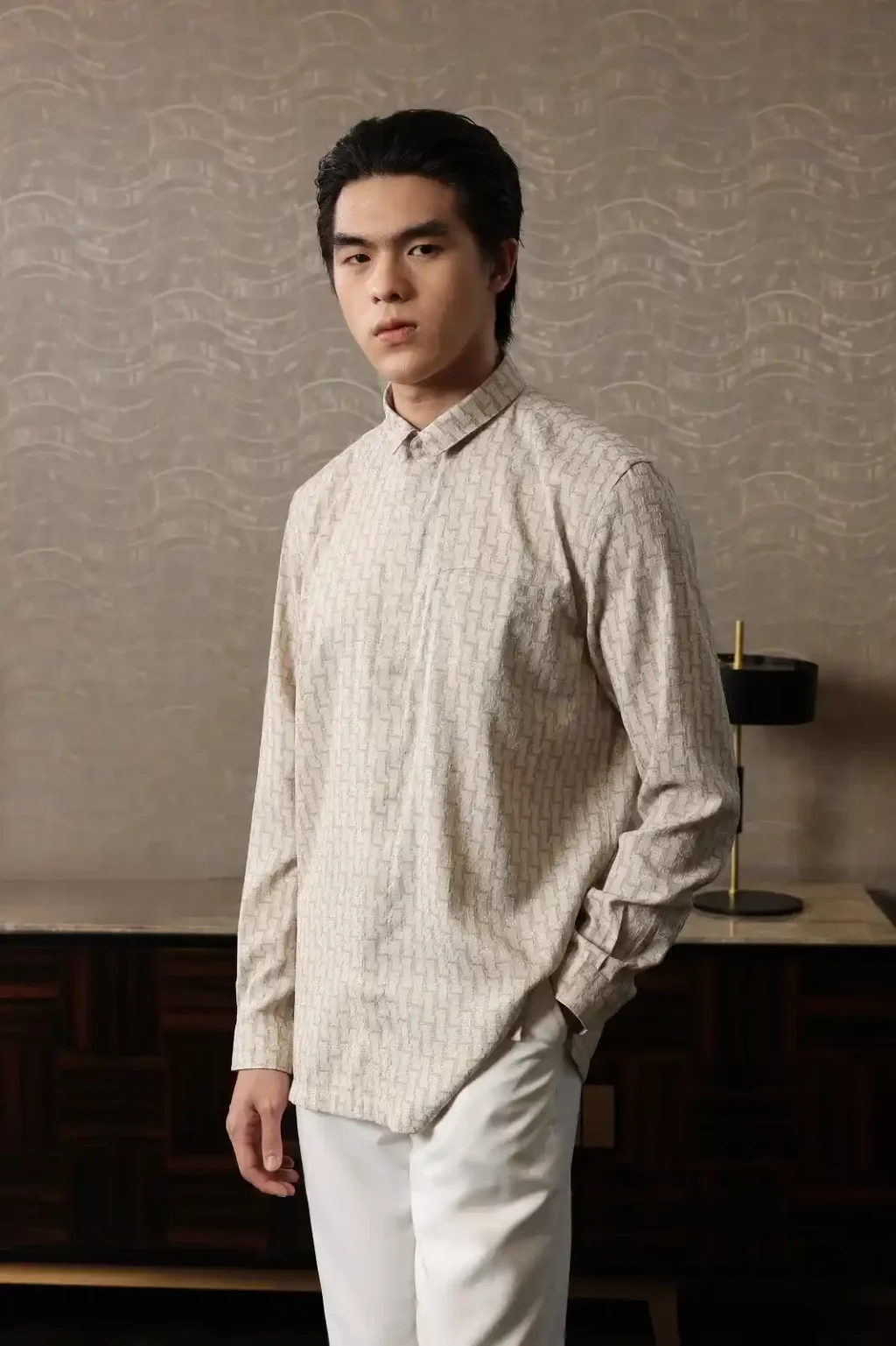 celana biru cocok dengan baju warna apa