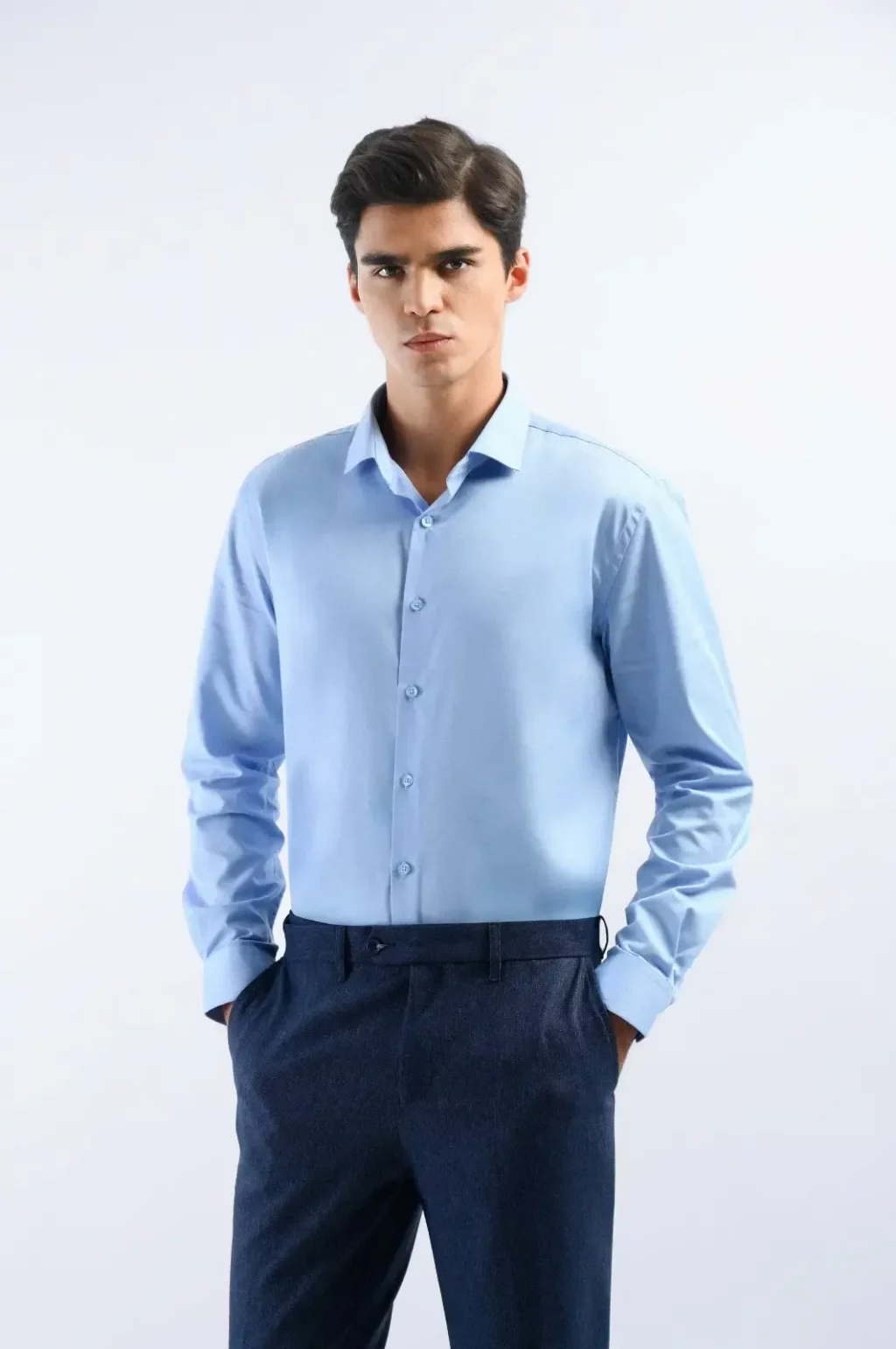 celana biru cocok dengan baju warna apa