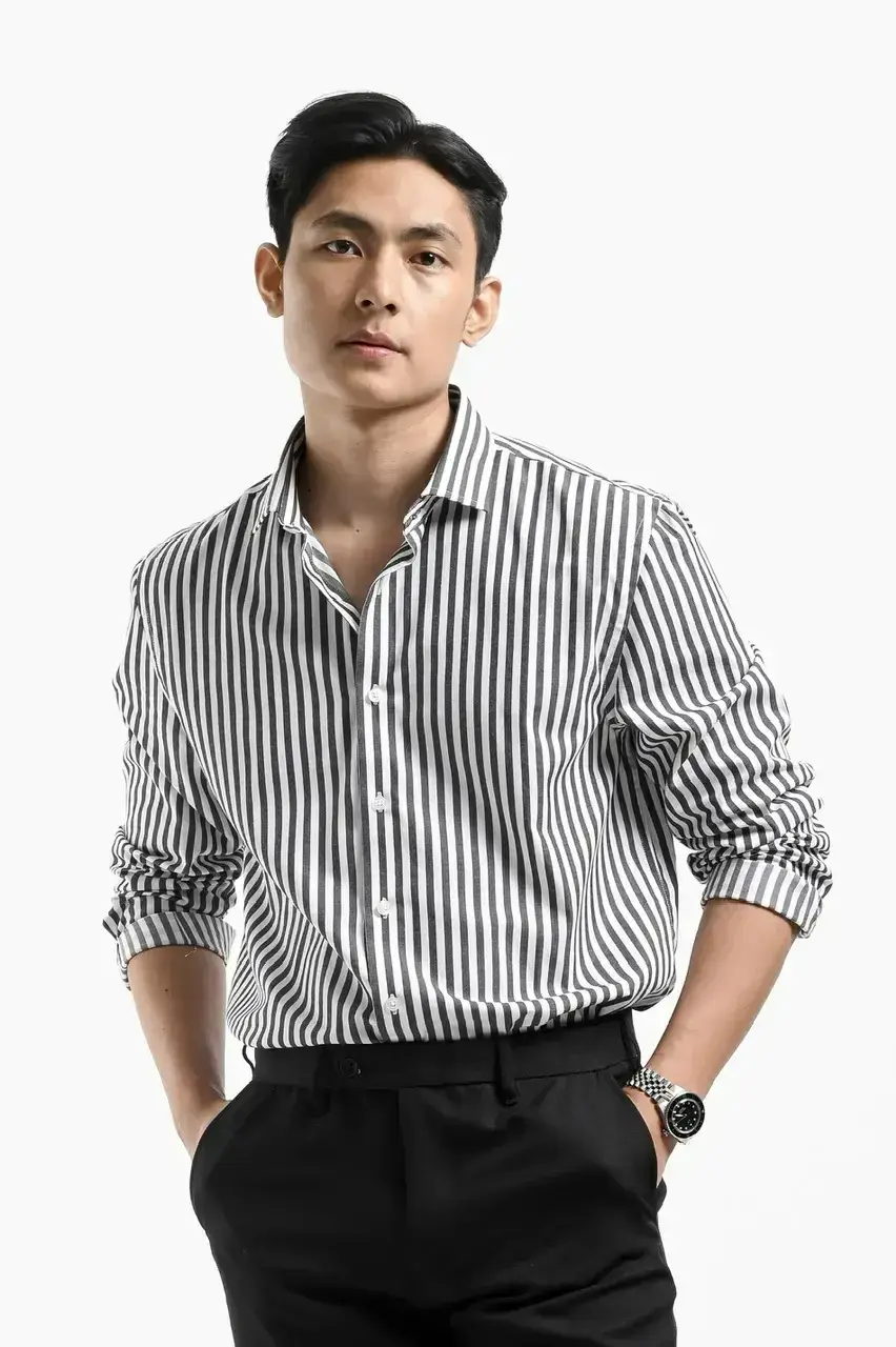 celana biru cocok dengan baju warna apa