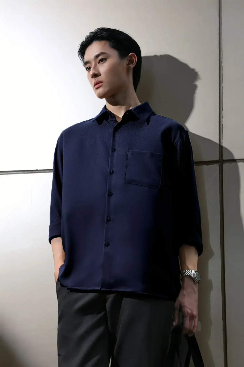 celana biru cocok dengan baju warna apa