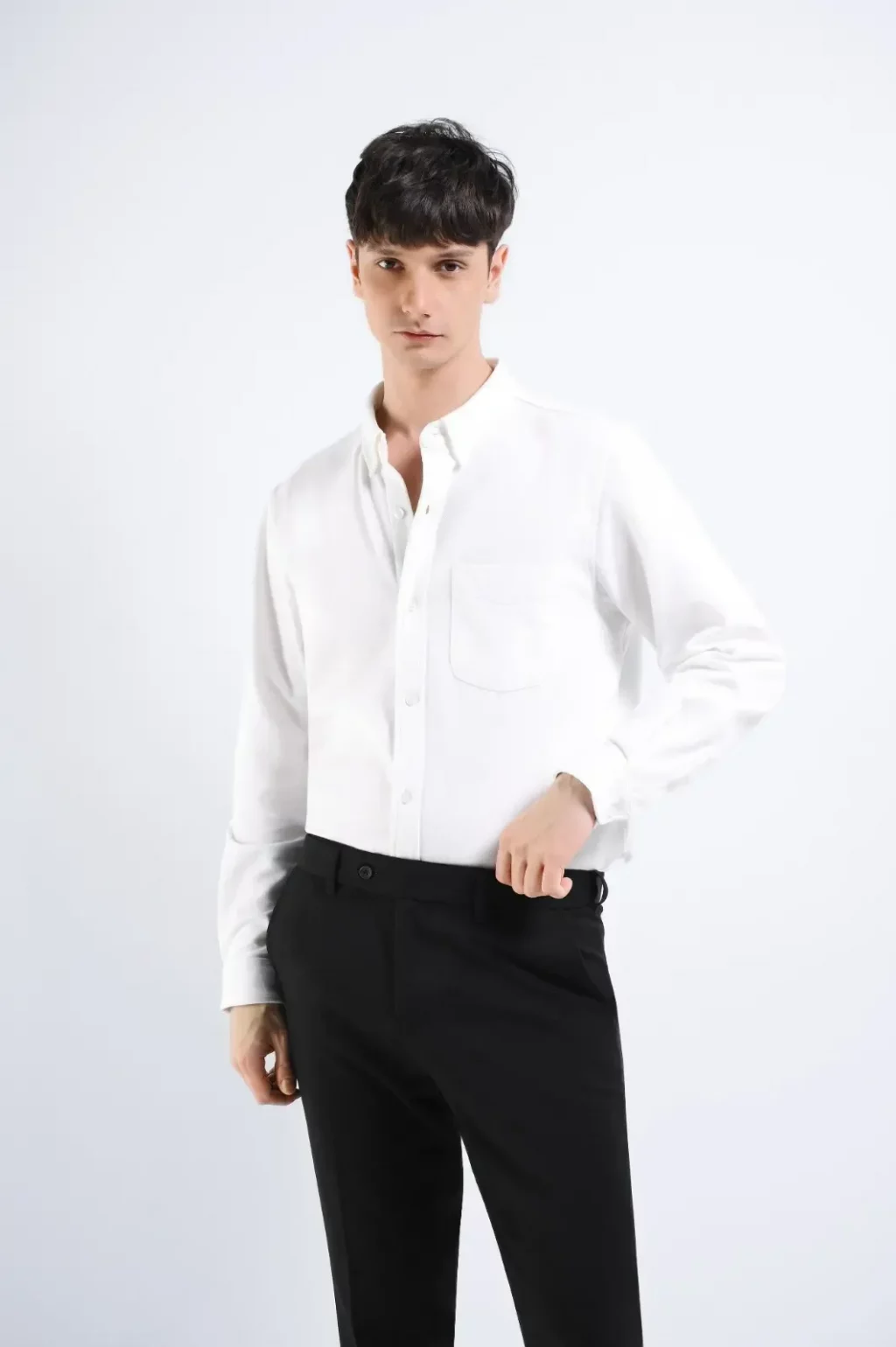 celana biru cocok dengan baju warna apa