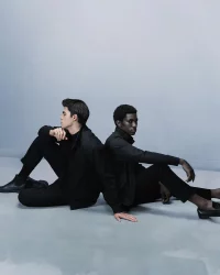 baju hitam cocok dengan celana warna apa