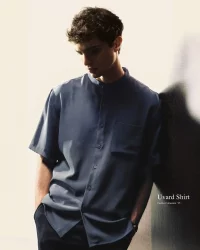 celana biru cocok dengan baju warna apa