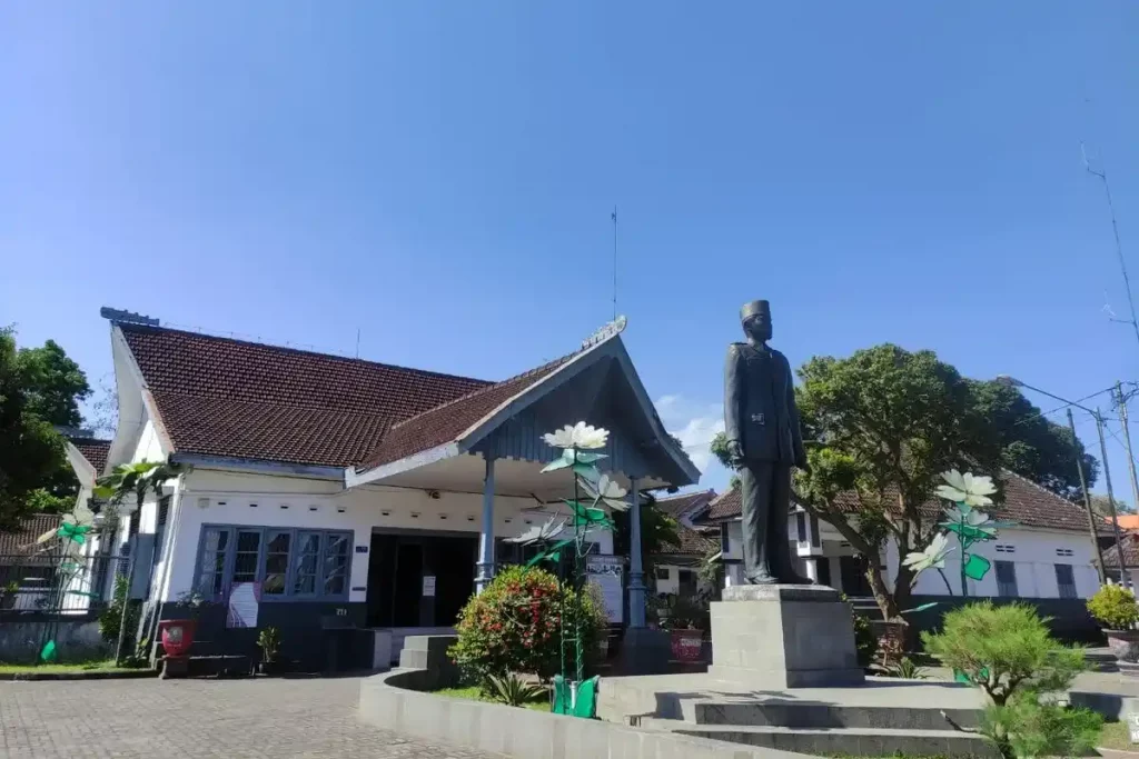 wisata dekat stasiun blitar