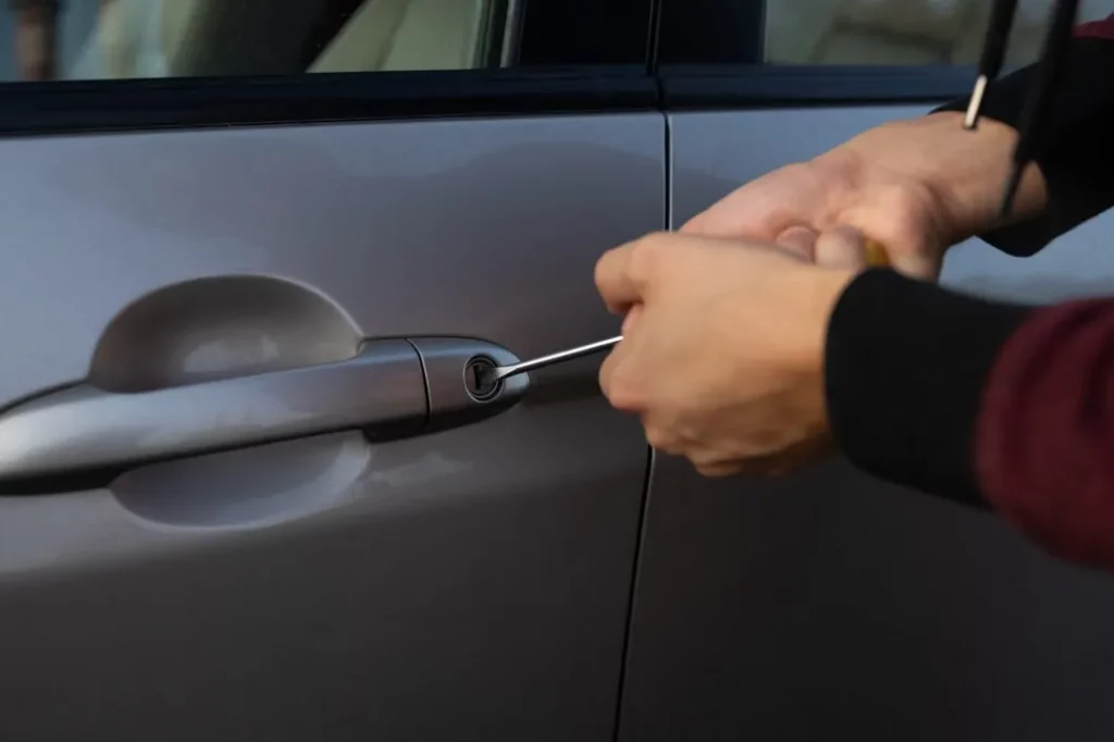 cara membuka pintu mobil yang terkunci