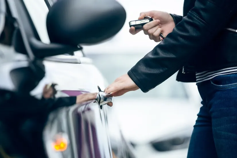 cara membuka pintu mobil yang terkunci