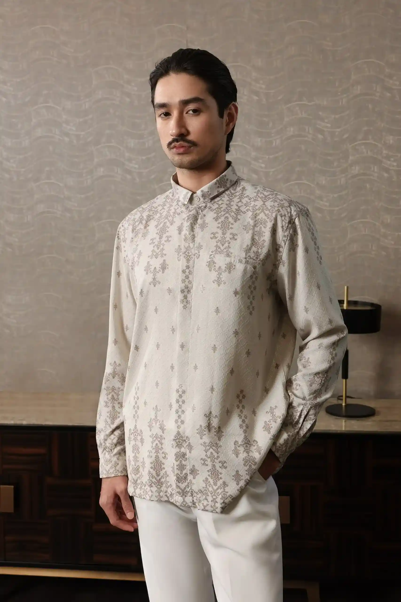 celana coklat cocok dengan baju warna apa