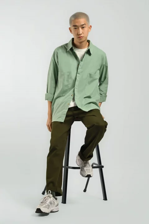 celana army cocok dengan baju warna apa